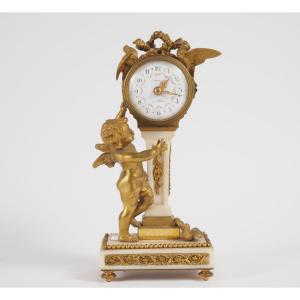 L.CAISSO & Cie à Paris- Pendulette de Style Louis XVI au Chérubin, circa 1890
