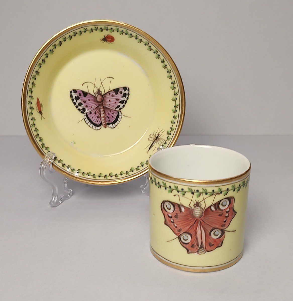 Niderviller - Cup And Its Saucer With A Yellow Background With Polychrome Decor Of Butterflies - Eighteenth Century