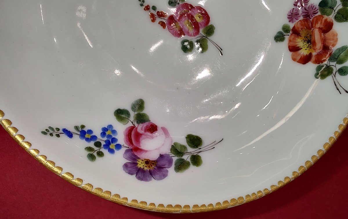 Manufacture De Sèvres - Tasse Et Une Soucoupe à Décor De Bouquets De Fleurs - XVIIIe Siècle.-photo-2