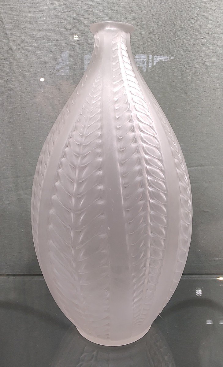 R. Lalique. “acacia” Vase, Ovoid Shape, In Blown Molded White Glass With Opalescent Patina.-photo-2