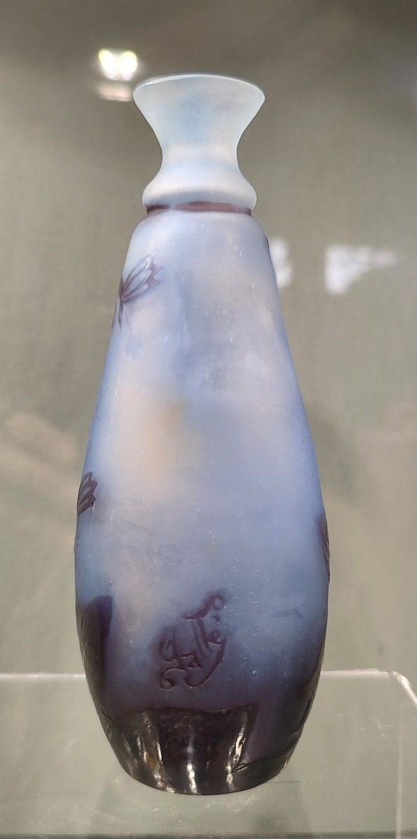 Etablissements Gallé - Vase à Décor De d'Ancolies Mauves Sur Fond Bleu.-photo-1