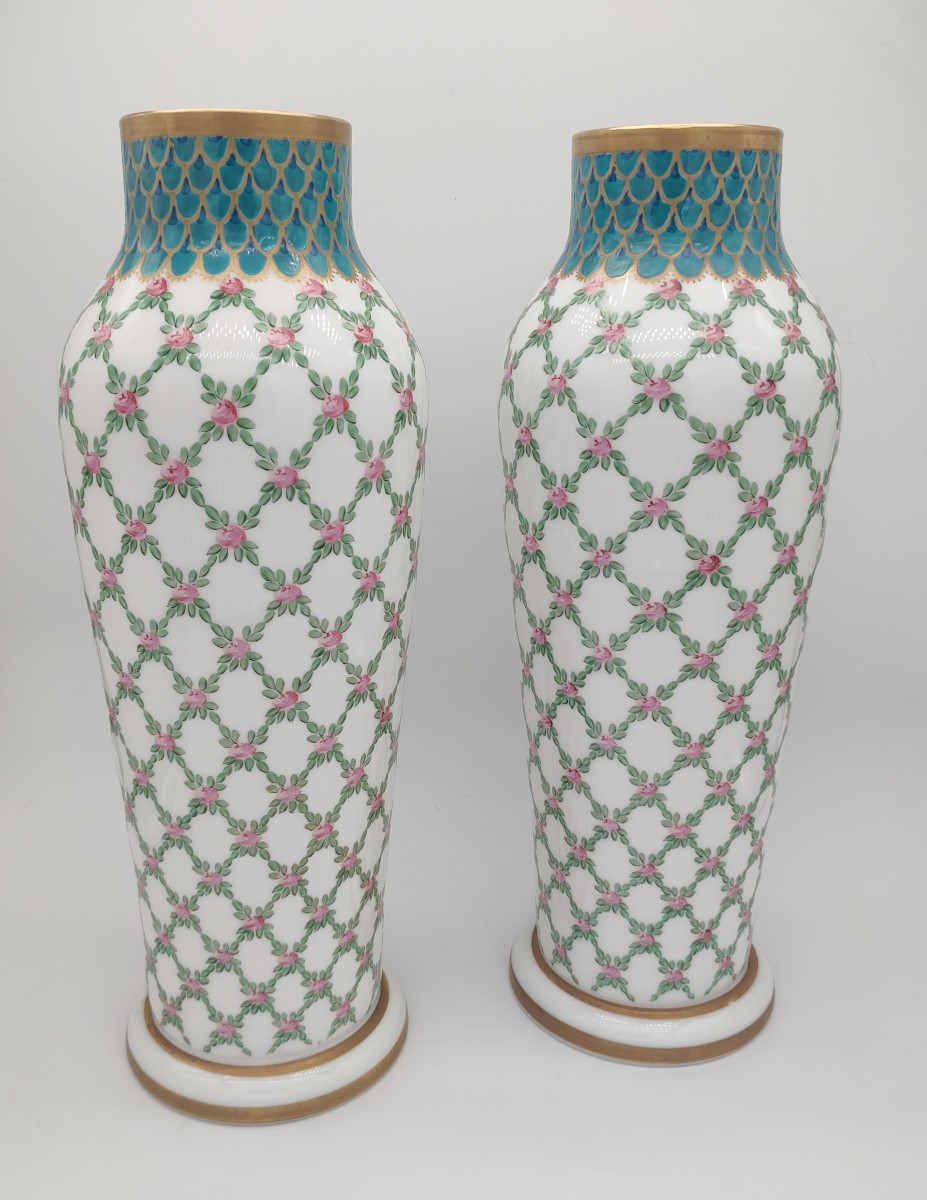 François Théodore LEGRAS  - Paire de vases signés à décor de quadrillage Pompadour