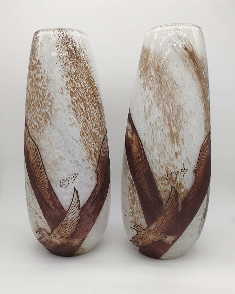 Ets LEGRAS - Paire de vases en verre à décor d’oiseaux en vol de style art déco.-photo-3