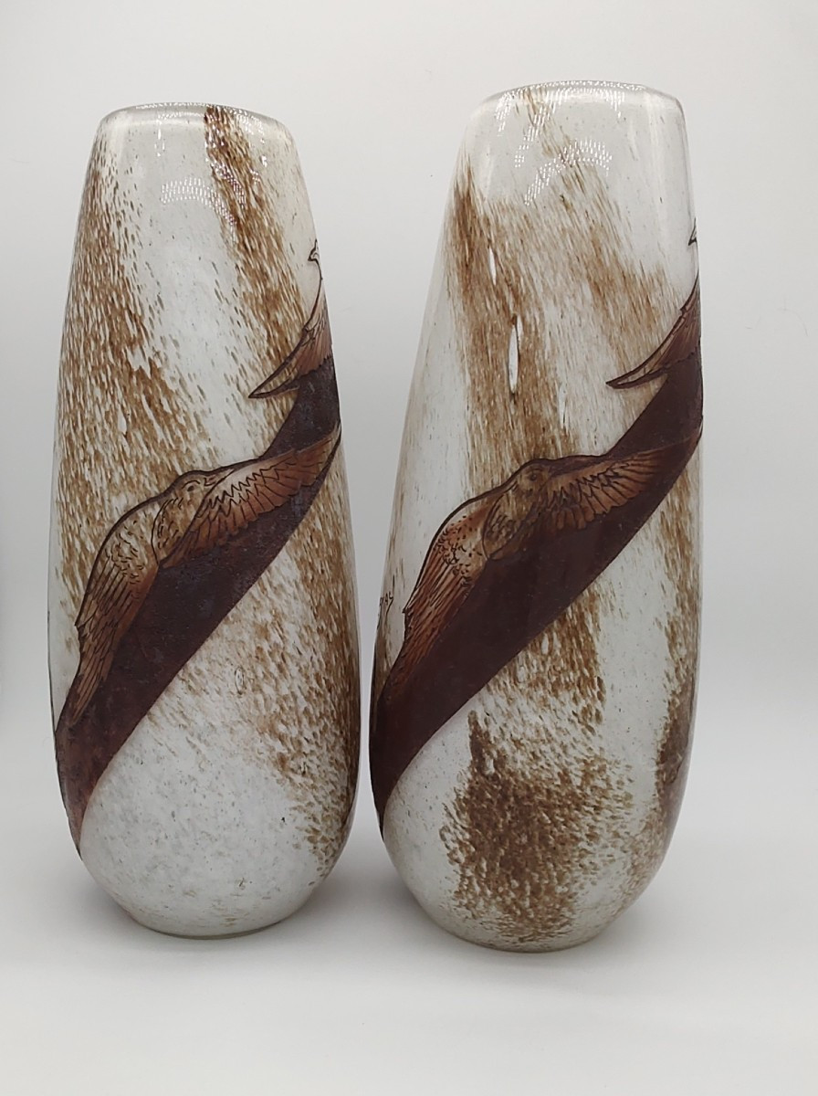 Ets LEGRAS - Paire de vases en verre à décor d’oiseaux en vol de style art déco.-photo-2