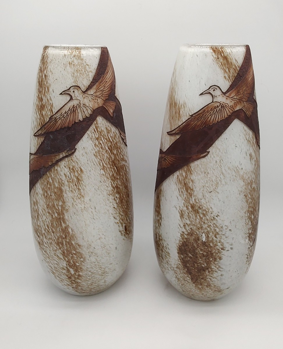 Ets LEGRAS - Paire de vases en verre à décor d’oiseaux en vol de style art déco.