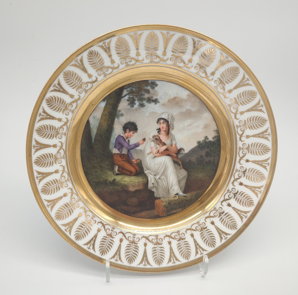 Manufacture  DILH et GUERHARD - Début XIXe - Assiette repésentant une femme et un enfant.