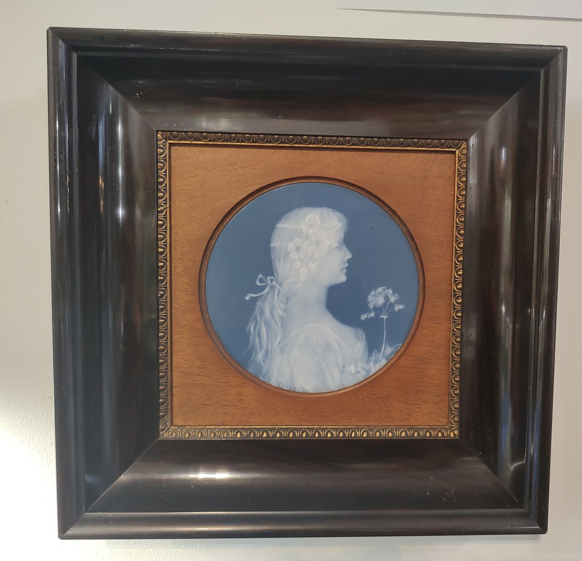 Auguste RIFFATERRE (1868/1935) - Paire de plaques en porcelaine de profils de femmes. -photo-2