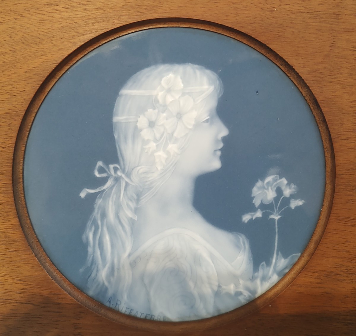 Auguste RIFFATERRE (1868/1935) - Paire de plaques en porcelaine de profils de femmes. -photo-4