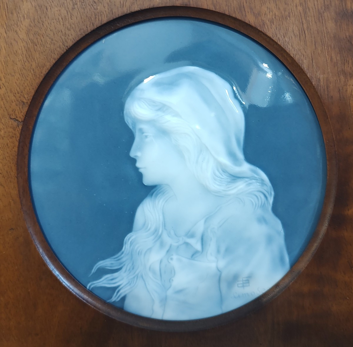Auguste RIFFATERRE (1868/1935) - Paire de plaques en porcelaine de profils de femmes. -photo-1