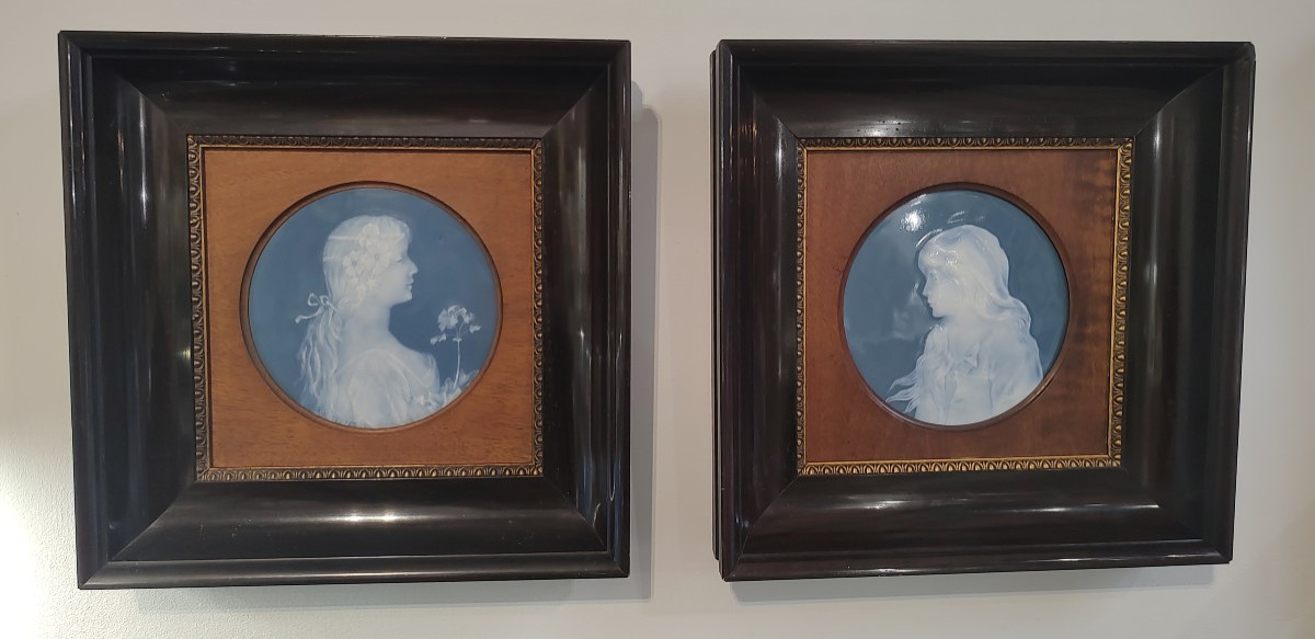 Auguste RIFFATERRE (1868/1935) - Paire de plaques en porcelaine de profils de femmes. 