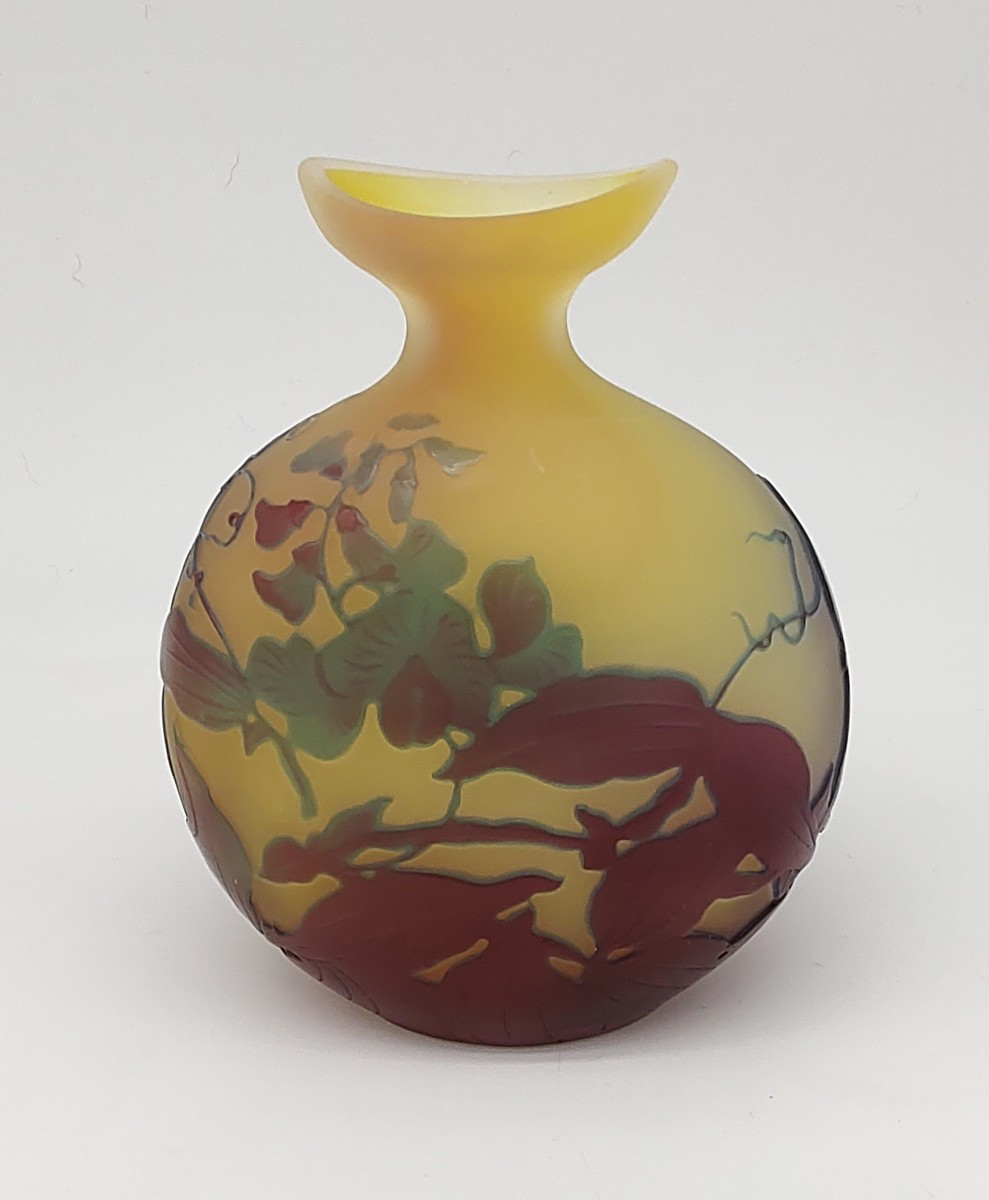 Etablissements Gallé - Vase de forme gourde à décor de pois de senteurs