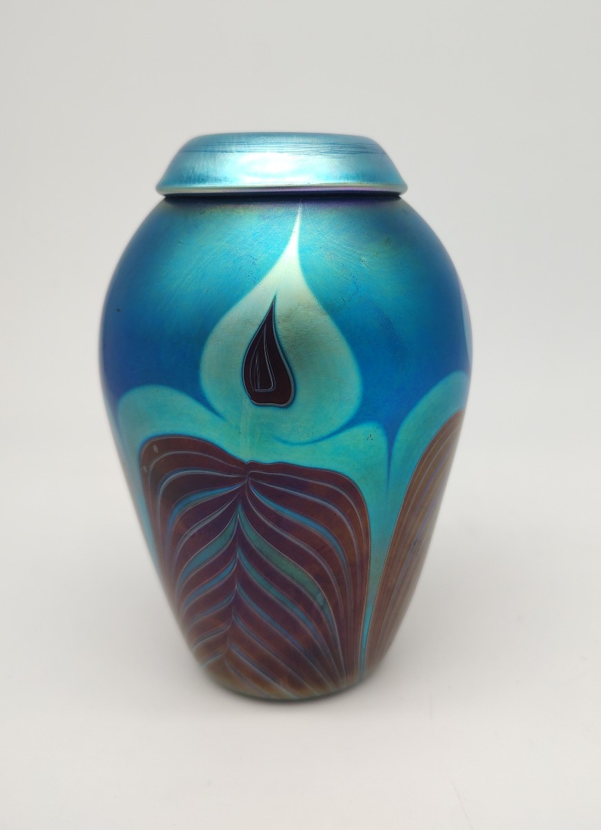 Louis Comfort TIFFANY (1848 - 1933) - Vase en verre Favrile à décor de plumes de paon.-photo-3