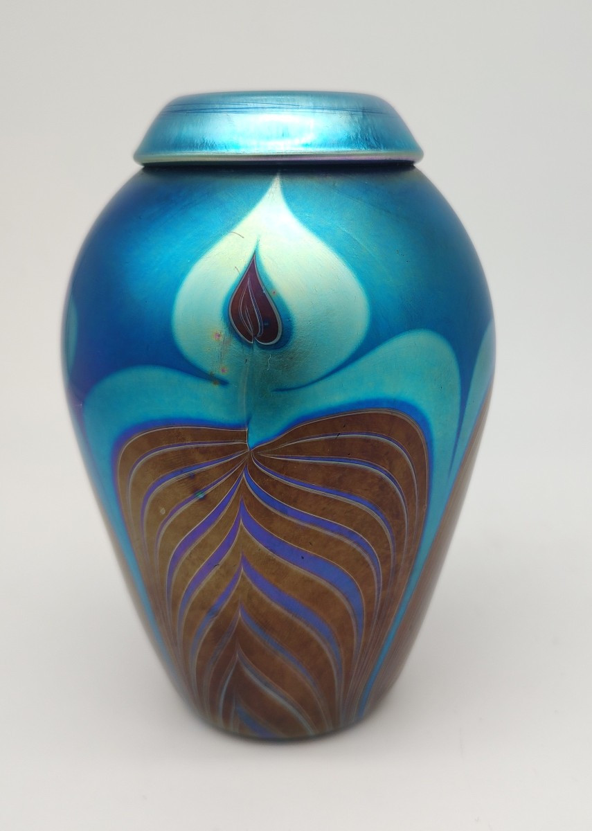 Louis Comfort TIFFANY (1848 - 1933) - Vase en verre Favrile à décor de plumes de paon.-photo-4