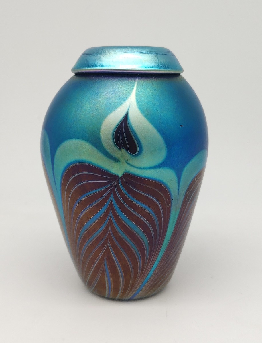 Louis Comfort TIFFANY (1848 - 1933) - Vase en verre Favrile à décor de plumes de paon.
