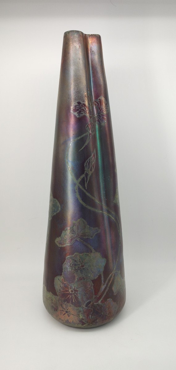 Delphin Massier ( 1836-1907) - Valauris - Haut vase irisé à décor de fleurs-photo-2