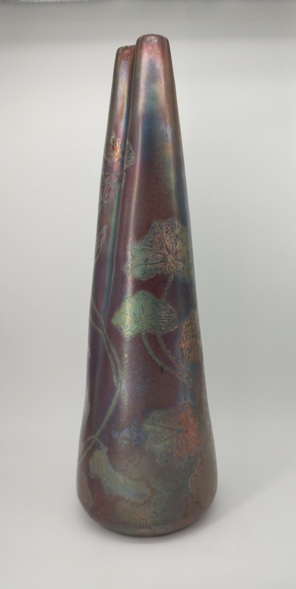 Delphin Massier ( 1836-1907) - Valauris - Haut vase irisé à décor de fleurs-photo-2