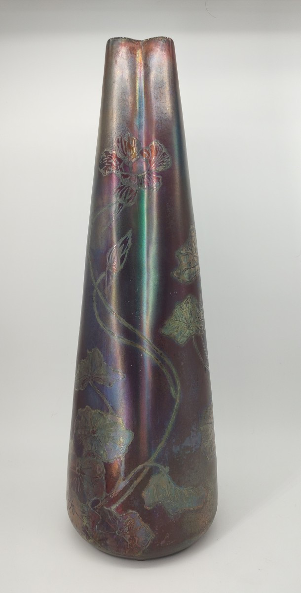 Delphin Massier ( 1836-1907) - Valauris - Haut vase irisé à décor de fleurs-photo-3