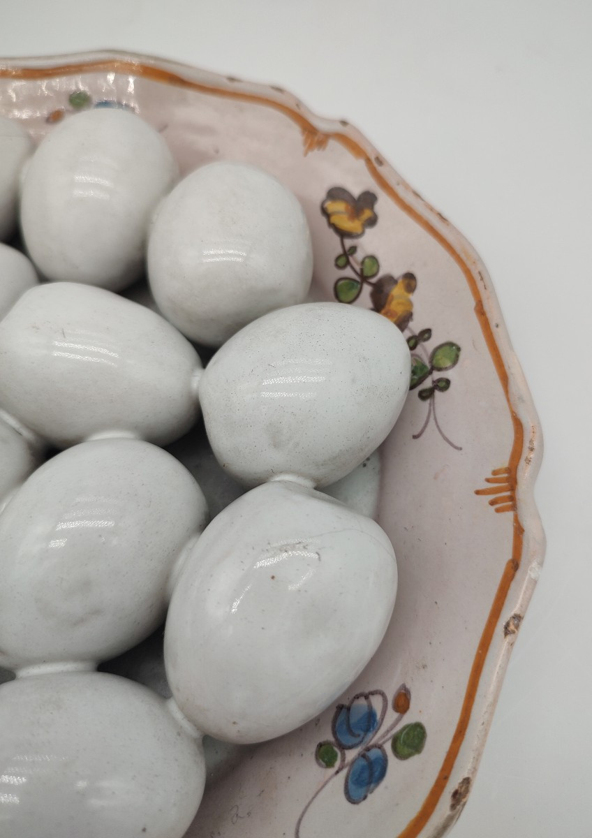 Trompe l'oeil Nevers - XVIIIe siècle - Assiette en trompe l'oeil d'oeufs durs écalés.-photo-2
