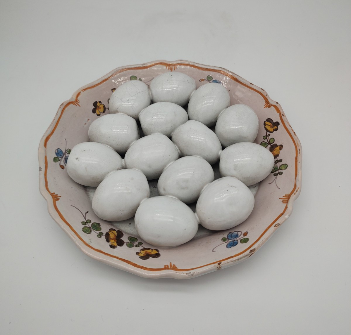 Trompe l'oeil Nevers - XVIIIe siècle - Assiette en trompe l'oeil d'oeufs durs écalés.