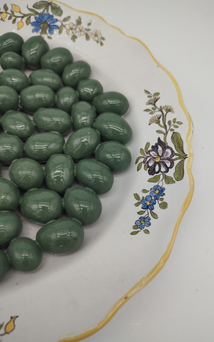 MARSEILLE (FAUCHIER) - XVIIIe si&egrave;cle - Assiette &agrave; d&eacute;cor d&rsquo;olives vertes en trompe l&rsquo;&oelig;il.-photo-4