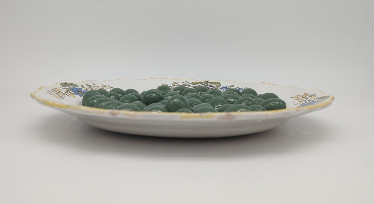 MARSEILLE (FAUCHIER) - XVIIIe si&egrave;cle - Assiette &agrave; d&eacute;cor d&rsquo;olives vertes en trompe l&rsquo;&oelig;il.-photo-1