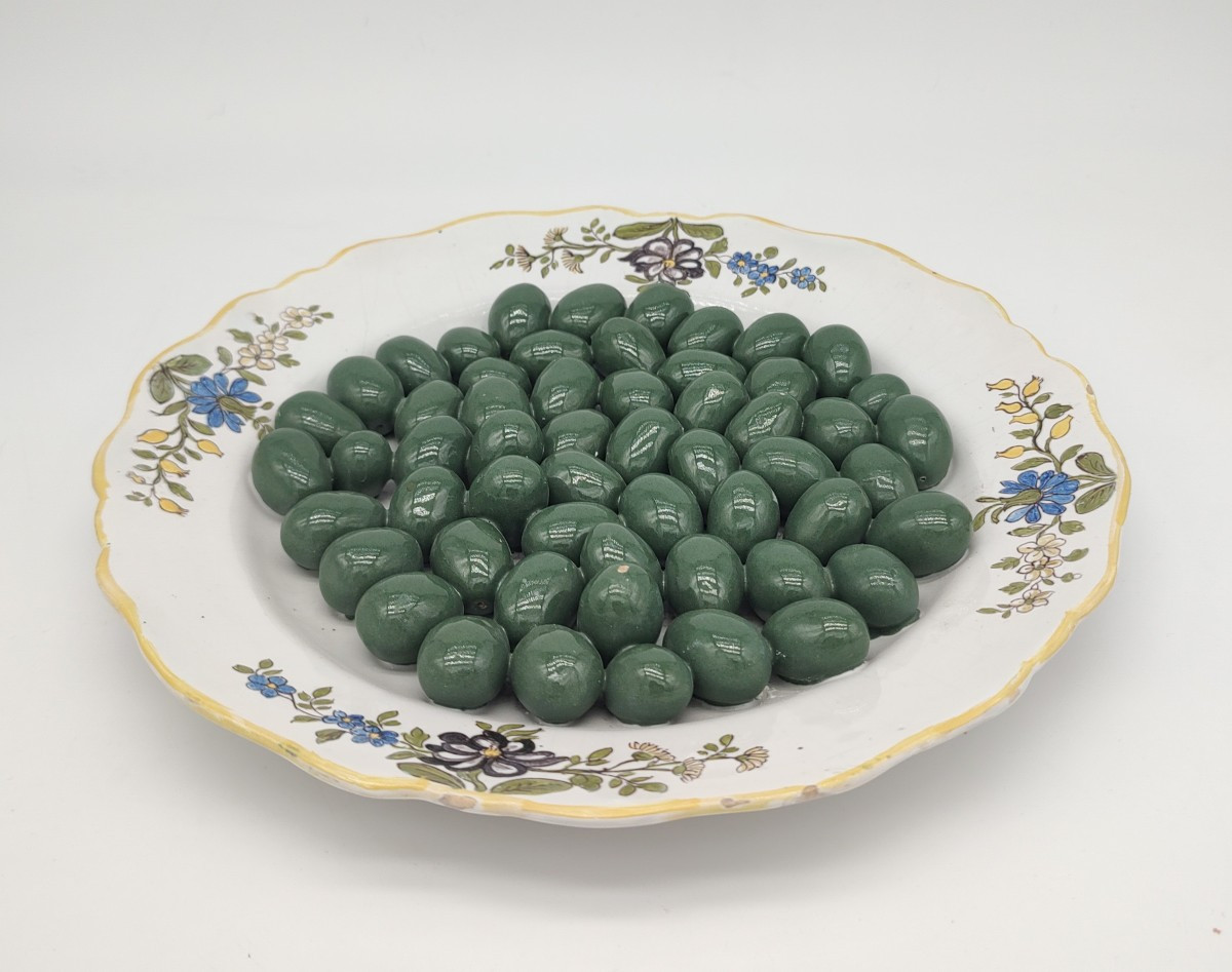 MARSEILLE (FAUCHIER) - XVIIIe si&egrave;cle - Assiette &agrave; d&eacute;cor d&rsquo;olives vertes en trompe l&rsquo;&oelig;il.