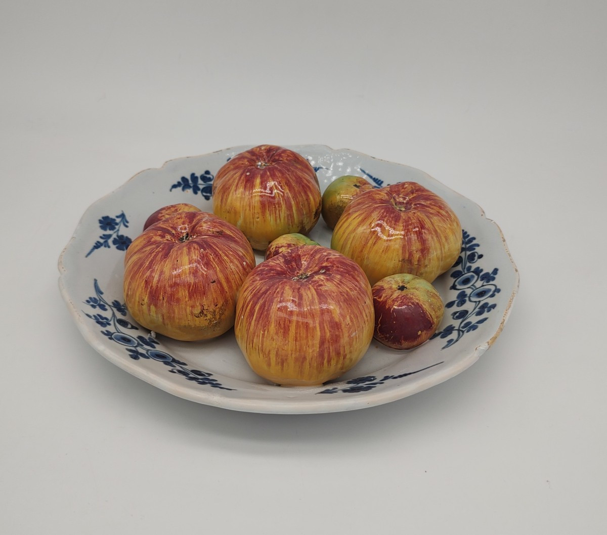 Nevers - XVIIIe siècle - Assiette à décor en trompe l’œil de pommes.-photo-2