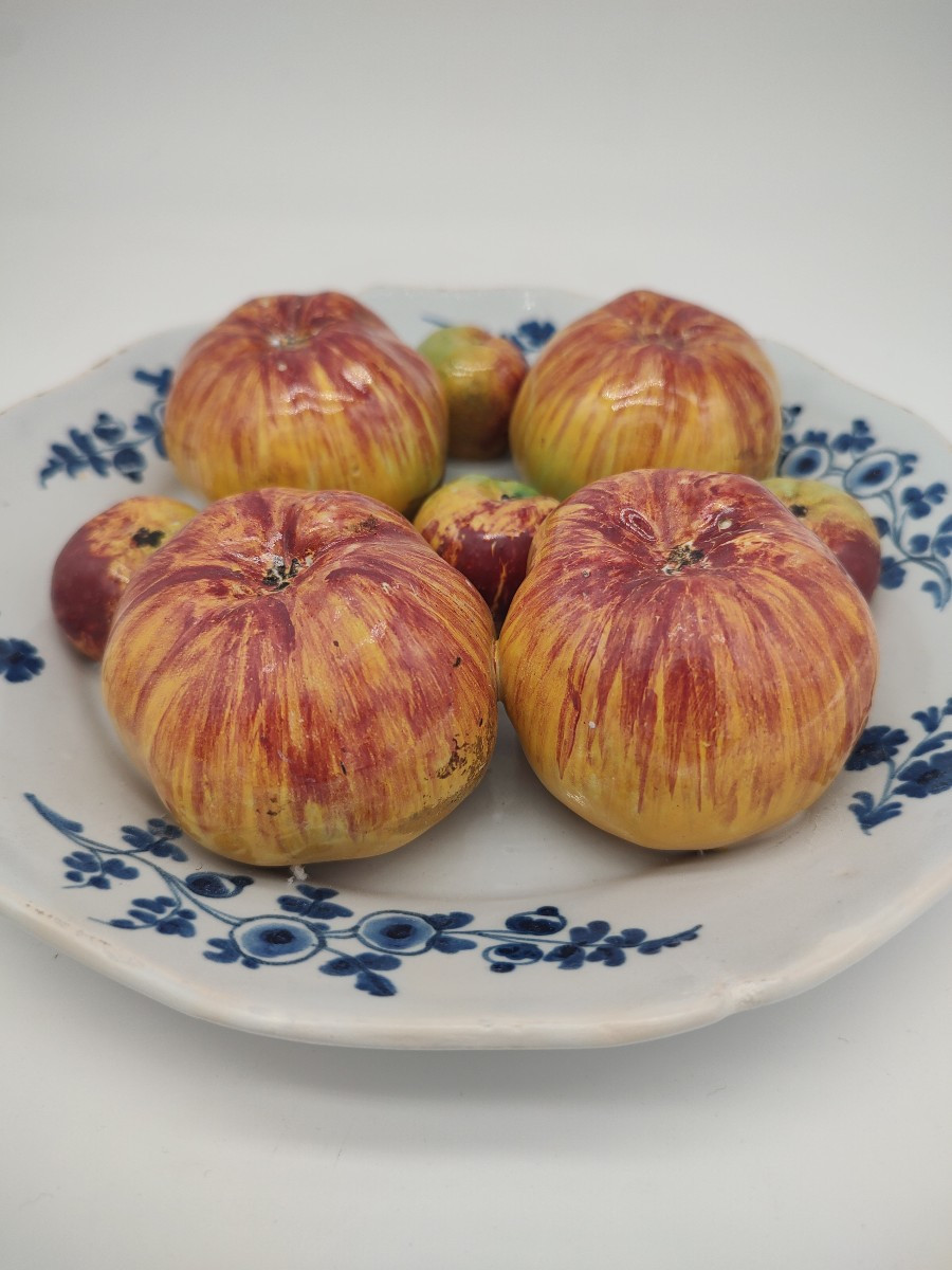 Nevers - XVIIIe siècle - Assiette à décor en trompe l’œil de pommes.-photo-1