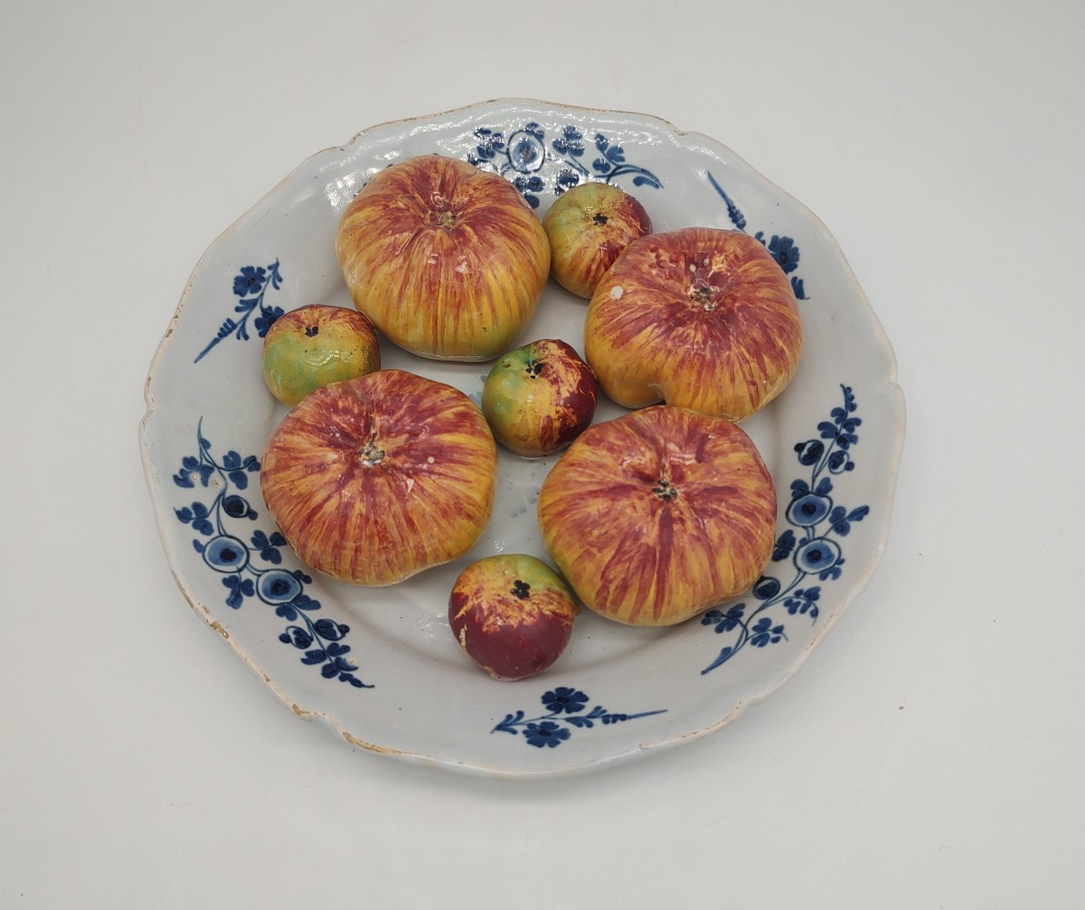 Nevers - XVIIIe siècle - Assiette à décor en trompe l’œil de pommes.