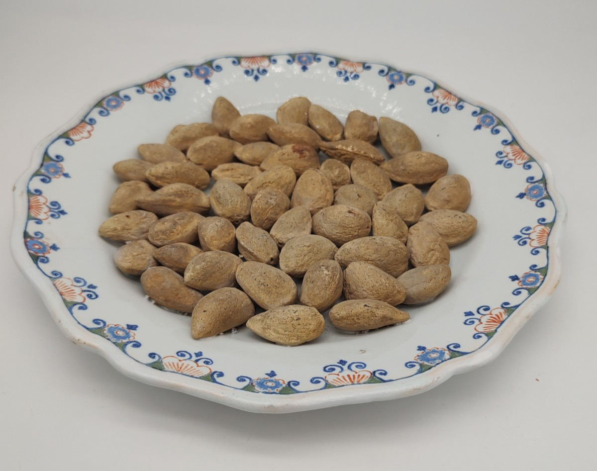 Rouen - 18th Century - Plate With Trompe l'Oeil Decoration Of Almonds. -photo-3