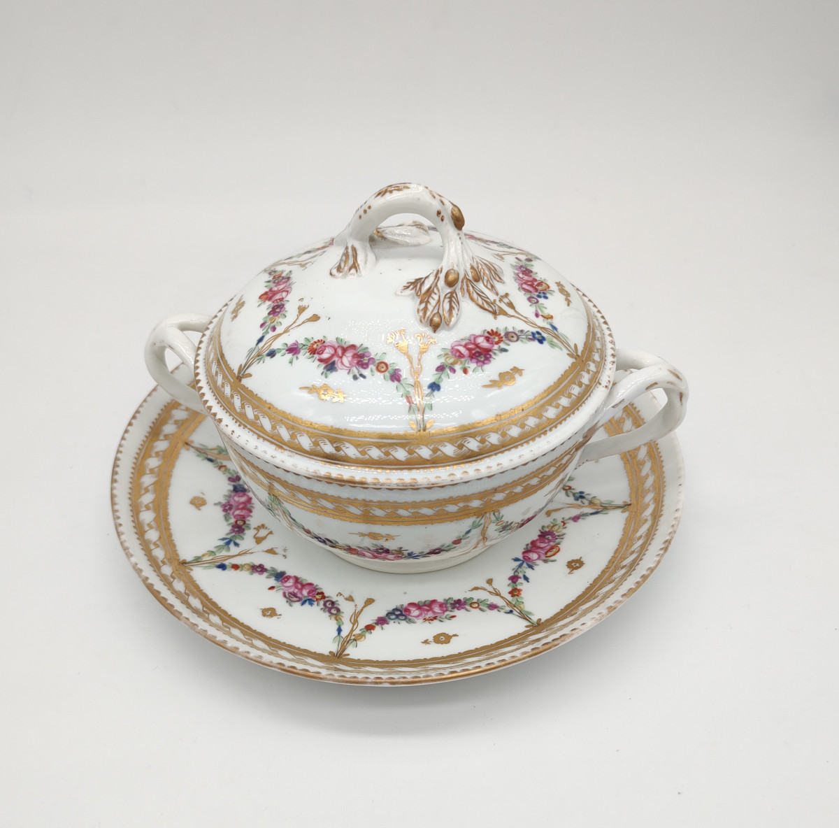 Manufacture à La Reine - 18th Century - Covered Bouillon Bowl And Its Stand.-photo-2