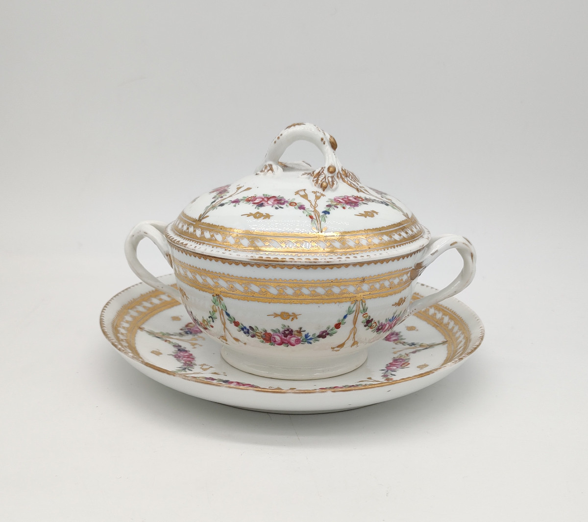 Manufacture à La Reine - 18th Century - Covered Bouillon Bowl And Its Stand.