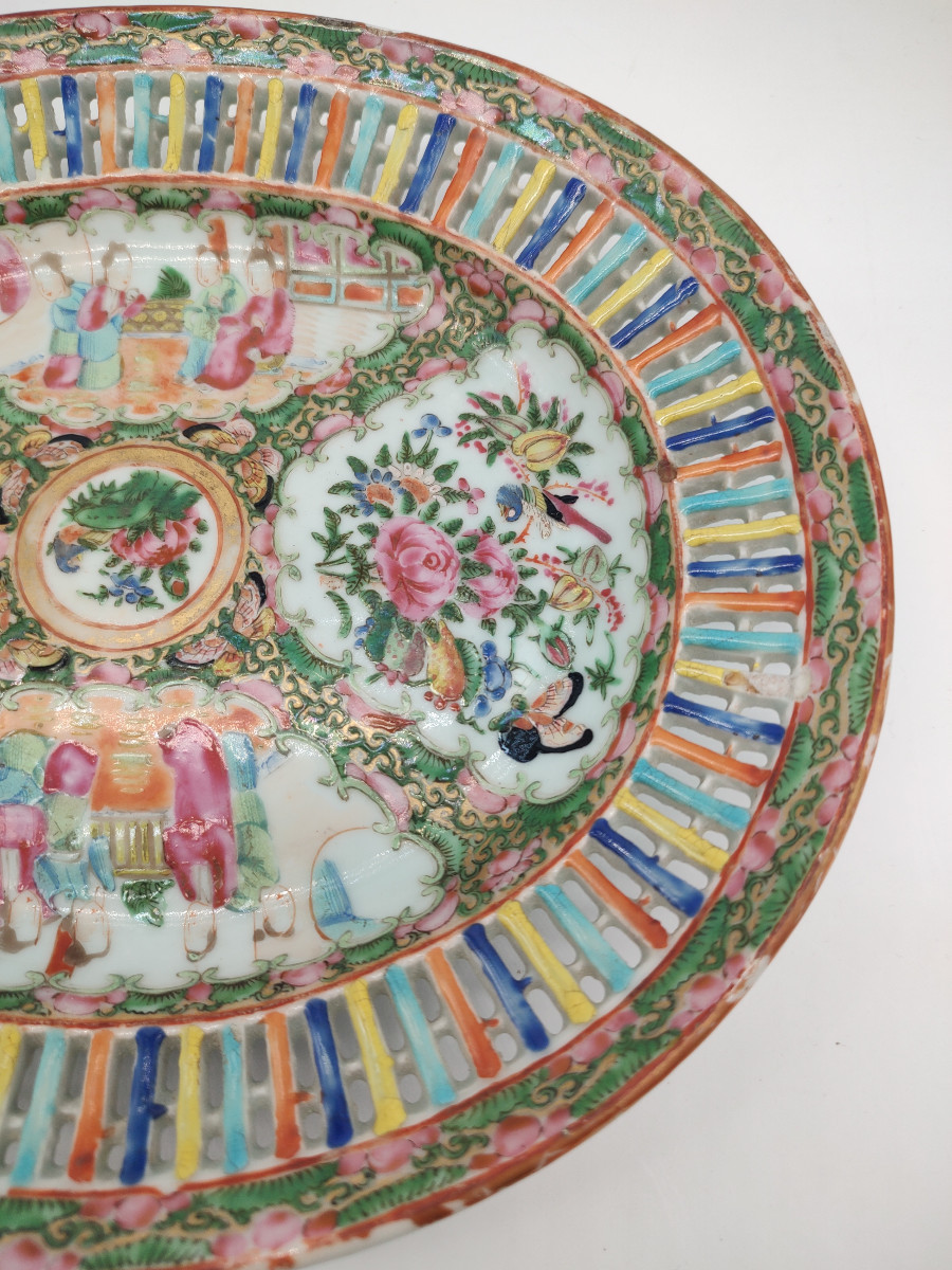 Chine Canton - Plat ovale à décor de scènes animées de personnages et de fleurs-photo-4