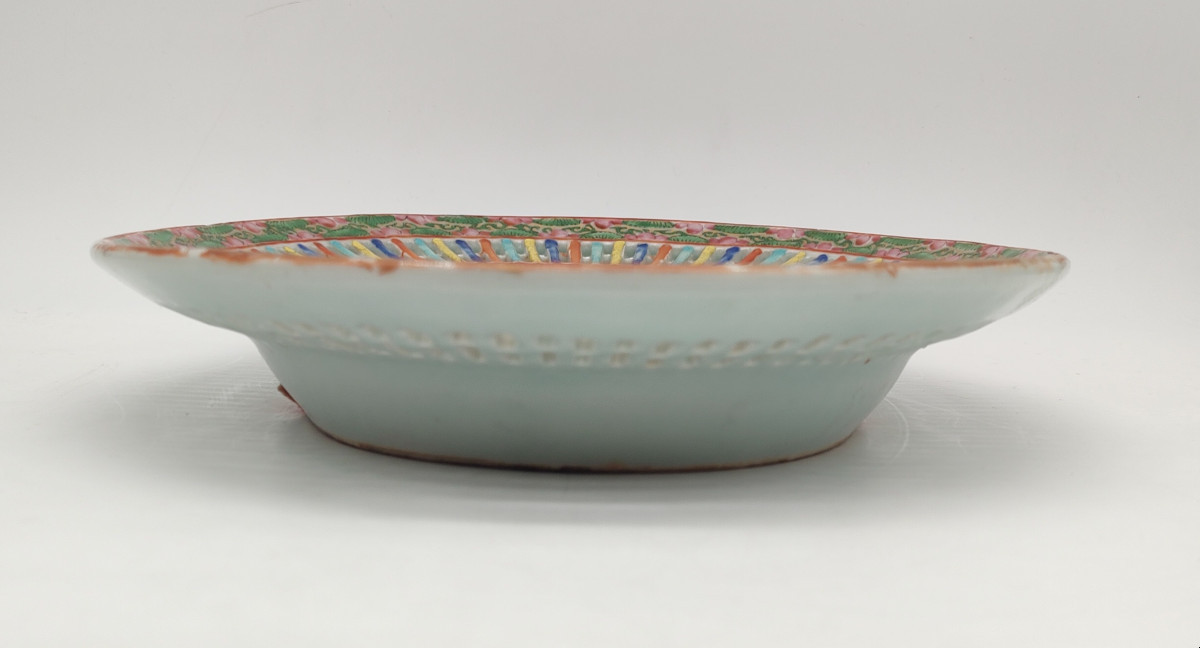 Chine Canton - Plat ovale à décor de scènes animées de personnages et de fleurs-photo-1