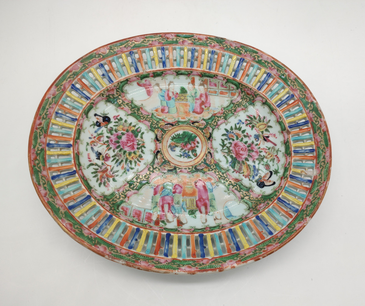 Chine Canton - Plat ovale à décor de scènes animées de personnages et de fleurs