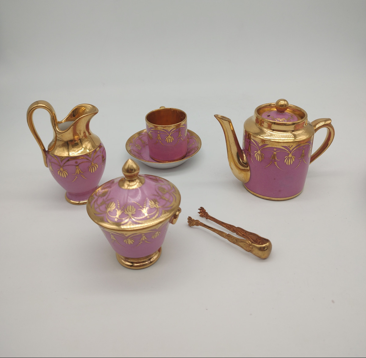 Paris - début XIXe siècle - Service solitaire miniature à fond rose et or.-photo-1