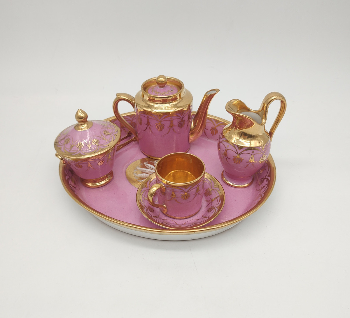 Paris - début XIXe siècle - Service solitaire miniature à fond rose et or.