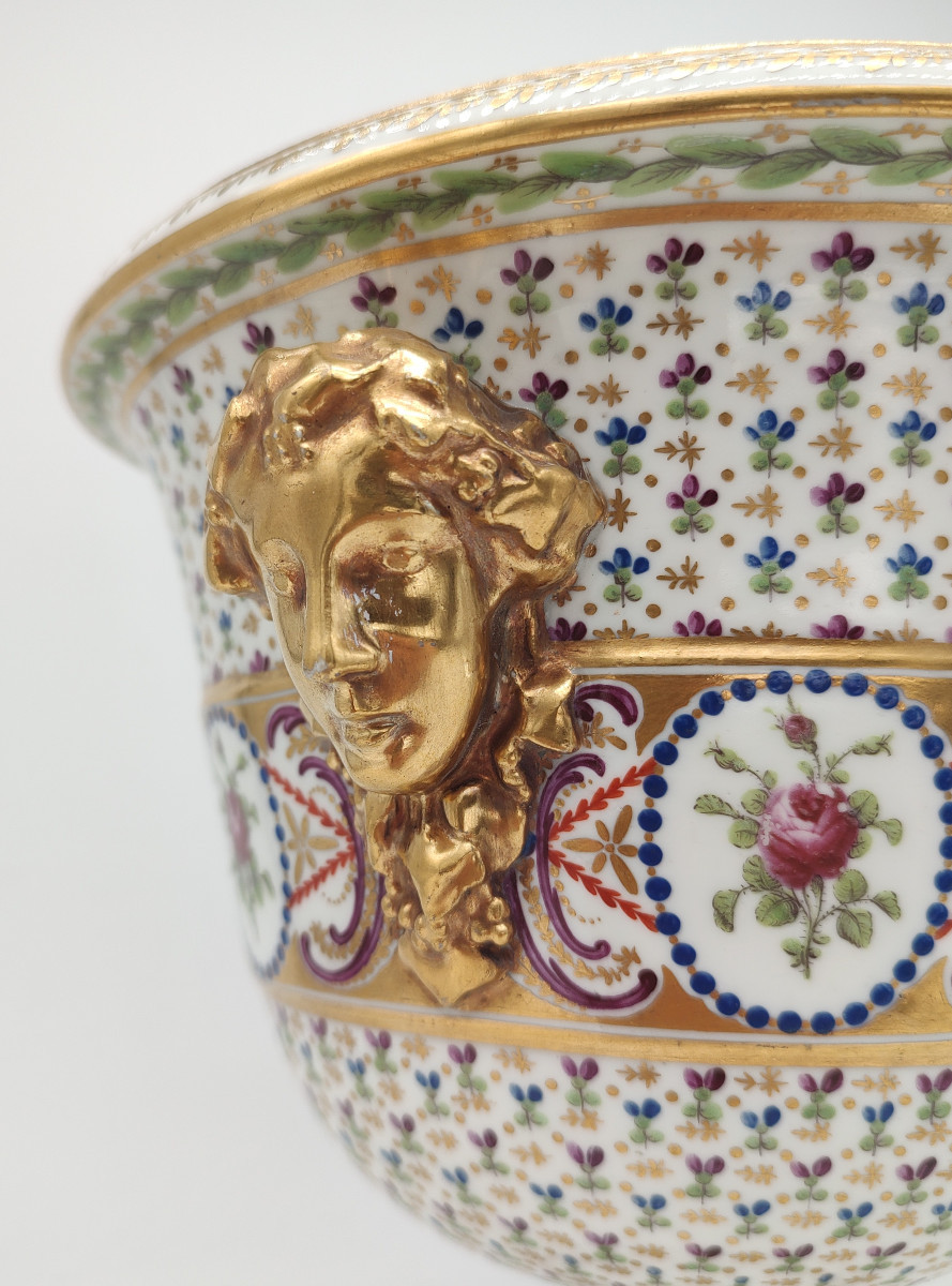 Manufacture à la Reine - XVIIIe siècle - Vase au décor travaillé de fleurs et fleurettes.-photo-3