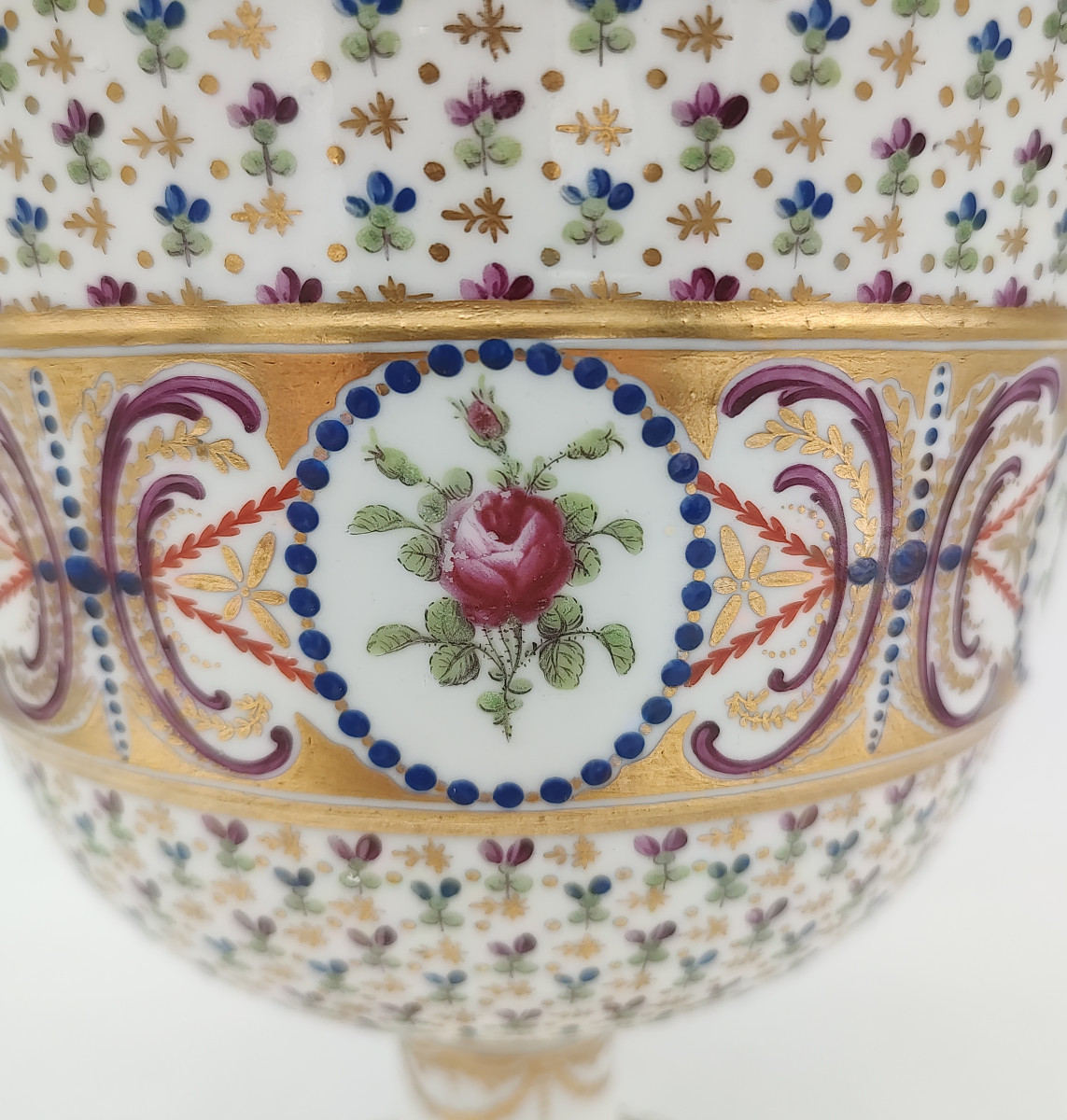 Manufacture à la Reine - XVIIIe siècle - Vase au décor travaillé de fleurs et fleurettes.-photo-4