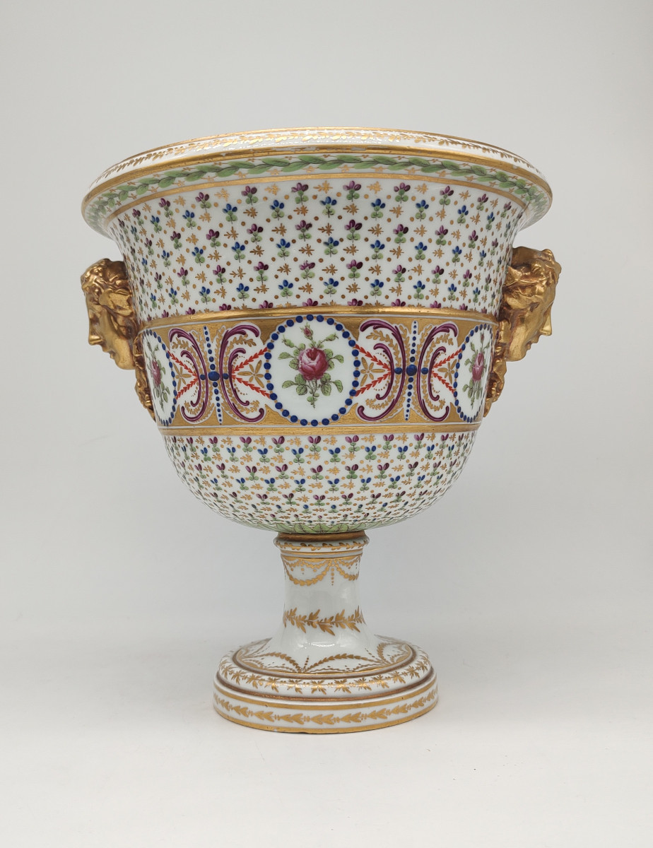 Manufacture à la Reine - XVIIIe siècle - Vase au décor travaillé de fleurs et fleurettes.-photo-1