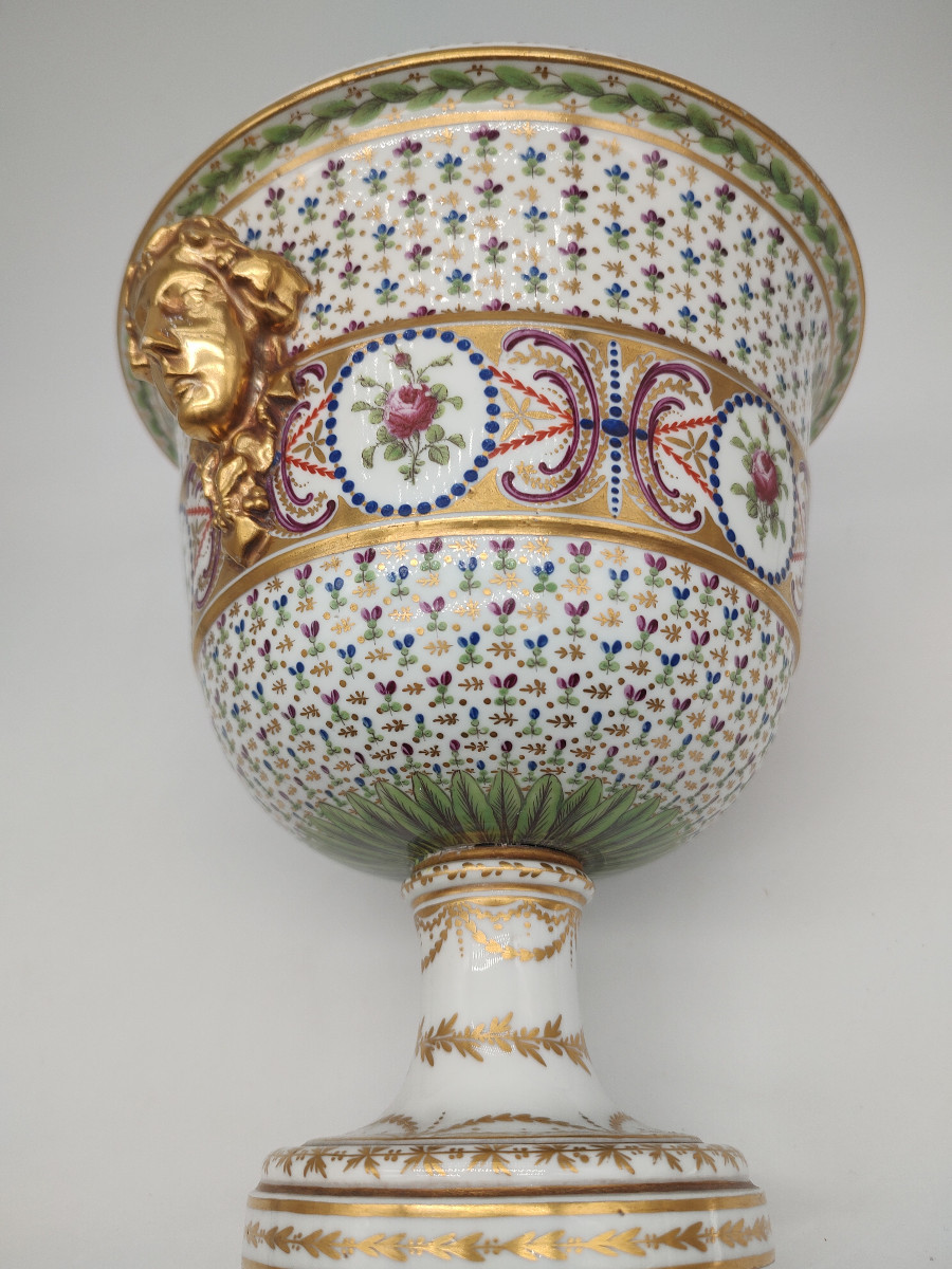 Manufacture à la Reine - XVIIIe siècle - Vase au décor travaillé de fleurs et fleurettes.-photo-3