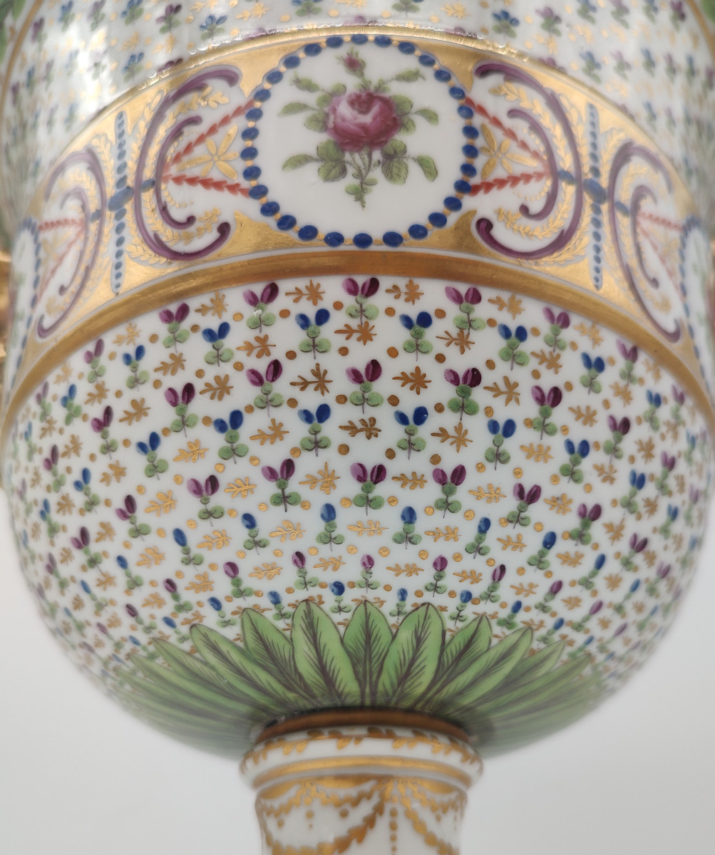 Manufacture à la Reine - XVIIIe siècle - Vase au décor travaillé de fleurs et fleurettes.-photo-4