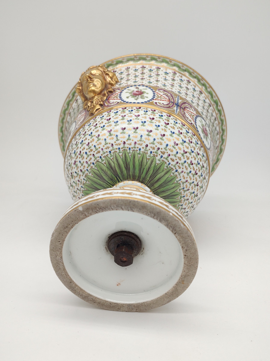 Manufacture à la Reine - XVIIIe siècle - Vase au décor travaillé de fleurs et fleurettes.-photo-6