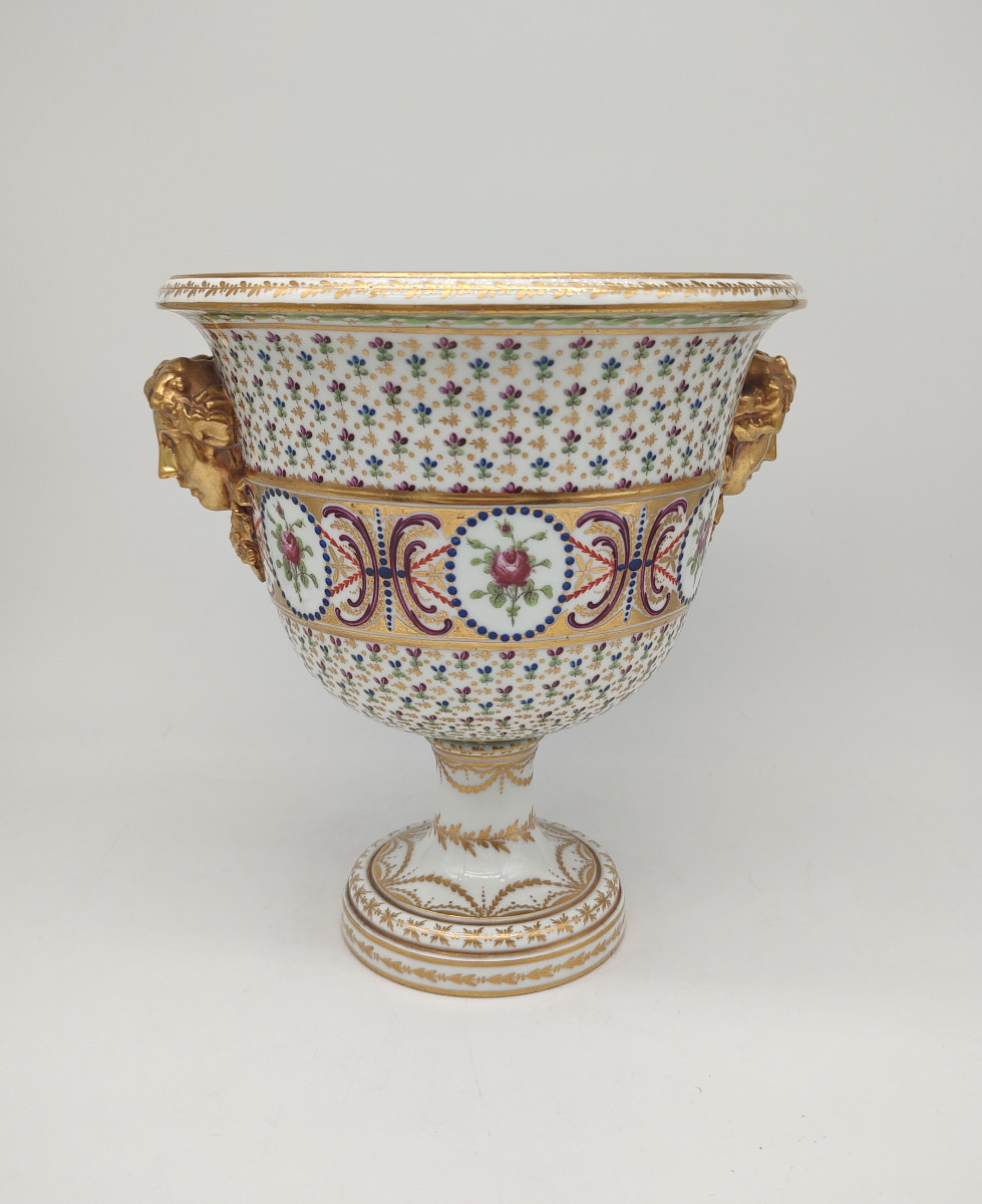 Manufacture à la Reine - XVIIIe siècle - Vase au décor travaillé de fleurs et fleurettes.