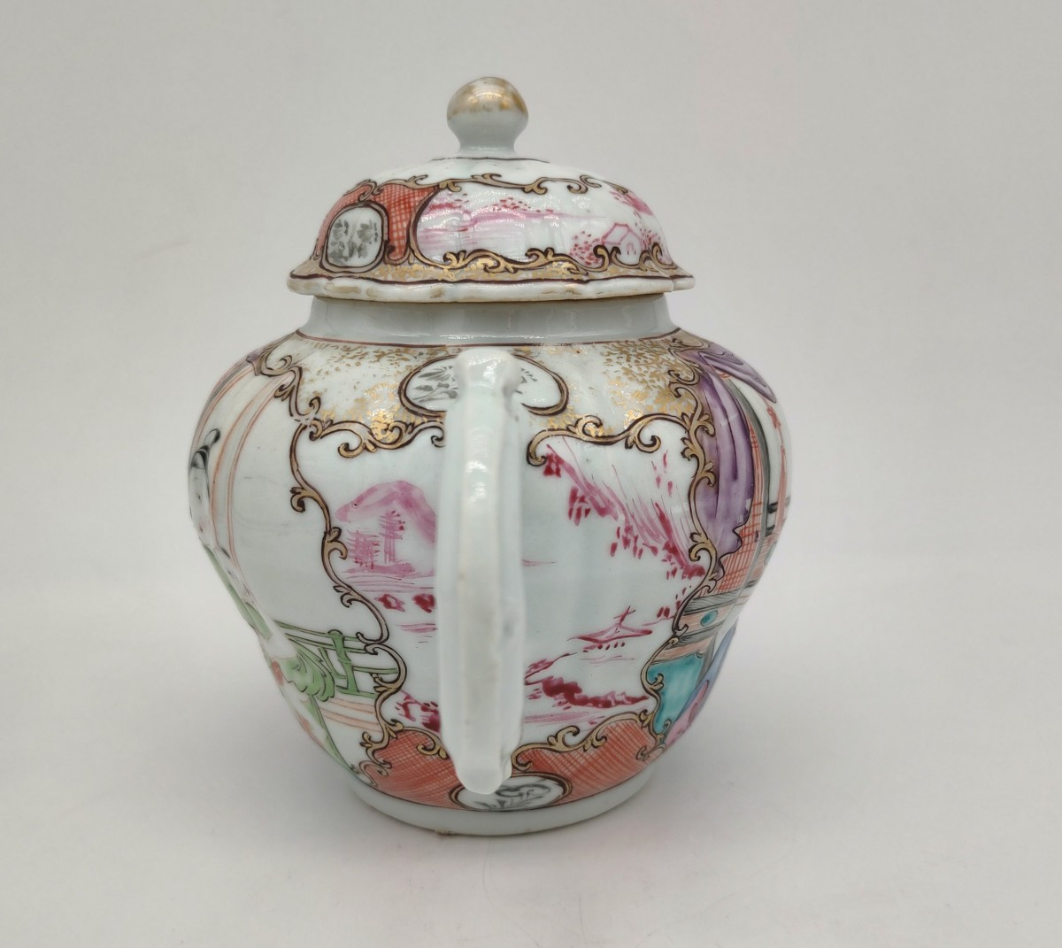Chine - XVIIIe siècle - Théière à décor de scènes animées.-photo-1
