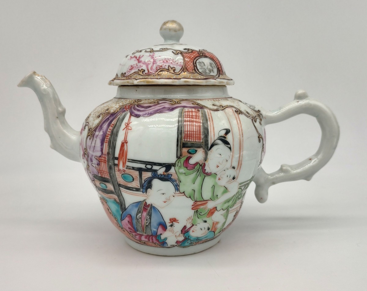 Chine - XVIIIe siècle - Théière à décor de scènes animées.