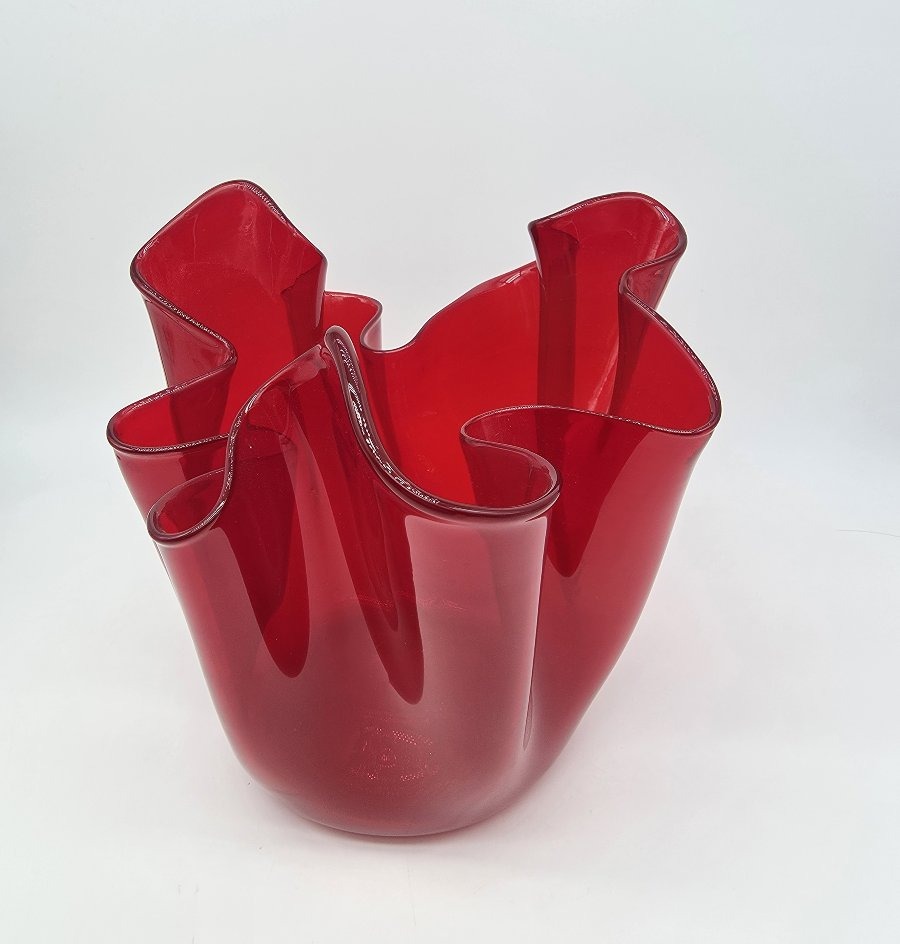 Venini Murano - Années 50 - Vase Fazzoletto rouge transparent de forme mouchoir.