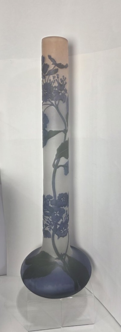 Établissements GALLE (1906-1934)  - Haut vase à décor d'hortensias.