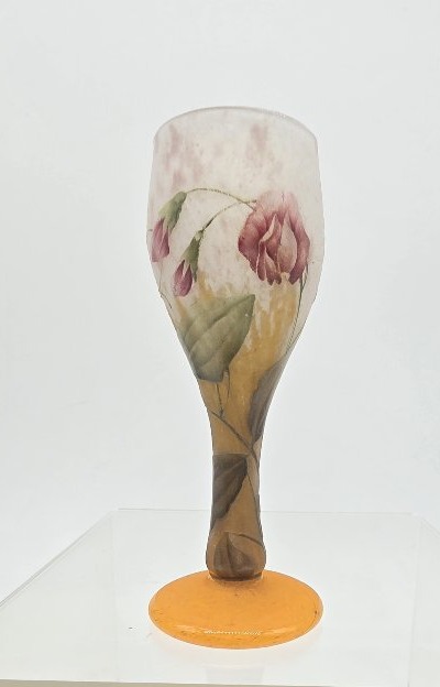 Daum Nancy - Vase miniature à décor de fleurs.