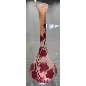 Legras (1839-1916) - Vase Soliflore à Long Col De La Série "rubis" à Décor De Vignes.